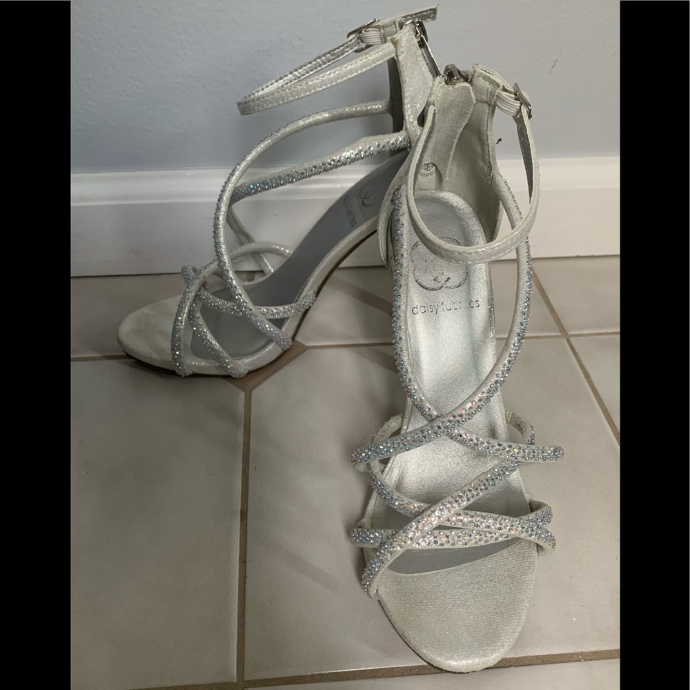 Daisy Fuentes silver heels. Size 6
